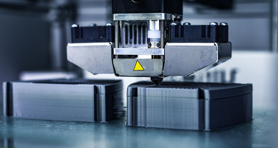 3D-printer die laag voor laag een kunststof object print met een bewegende printkop