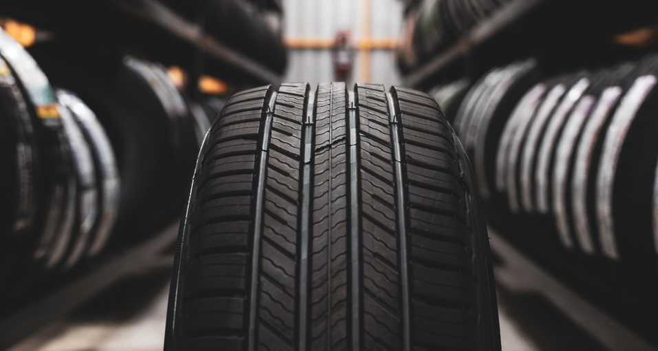 Autoband met duidelijk zichtbaar profiel en groeven in een bandenopslag