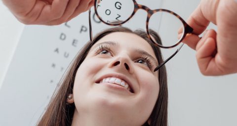 Oogmeting bij de opticien met bril, passend bij bijziend en verziend zicht