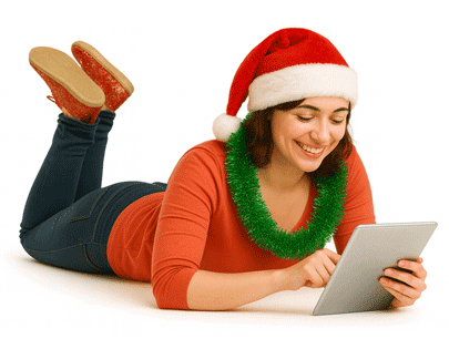 Vrouw ligt op buik met tablet, lachend.